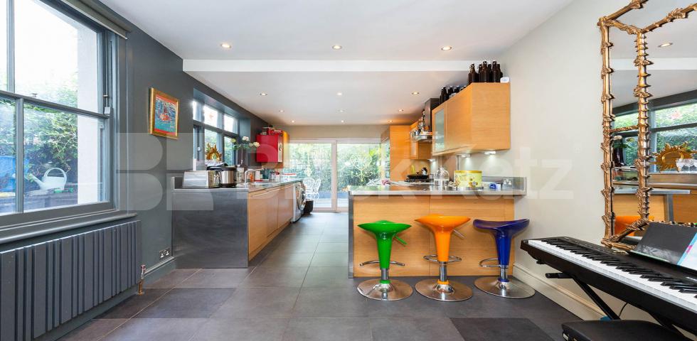 			FAMILYS ONLY, 4 Bedroom, 1 bath, 1 reception House			 Edison Road, Crouch End